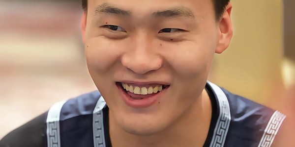 赵睿接受群访满脸笑容被cue周琦 曾凡博打趣：你慢点说