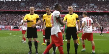 半场：莱比锡1-0圣保利，施拉格尔破门，卡尔斯中楣